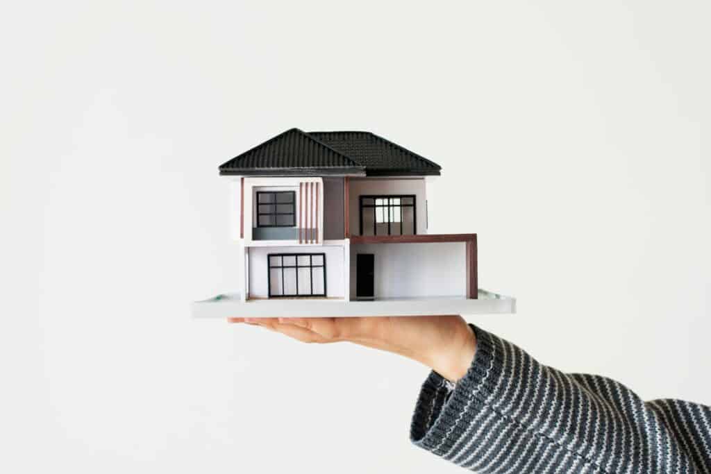 Locaties: Hand presenting house