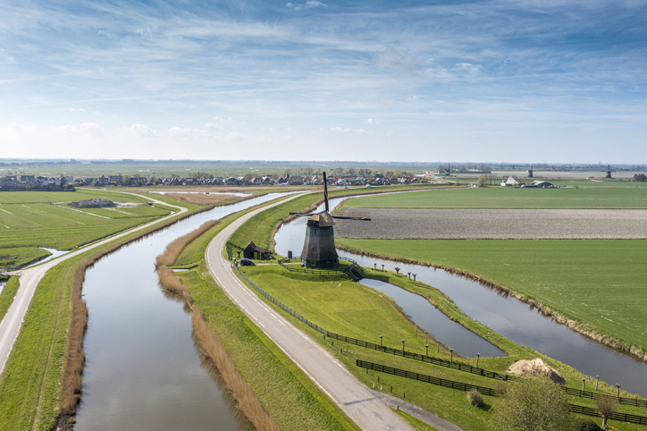 Ontdek aandachtspunten voor salarisadministratie bij ziekte, gevolgen voor arbeidsvoorwaarden en uitkering via werkgever of UWV.