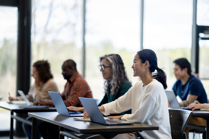 Collegezaal met laptops
