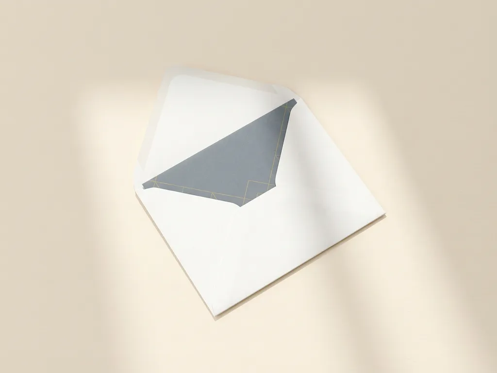 Halfgeopende witte envelop met gevouwen document op een licht bureau, zachte geometrische schaduw, minimalistische bovenaanzicht compositie.